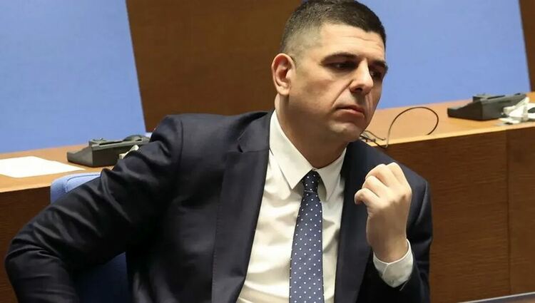 Докато Украйна воюва с Русия, кабинетът на Радев воюва за още съветска техника от гробището на Варшавския договор