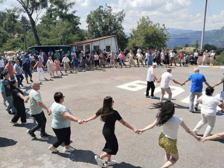 Кръшни хора се извиха на мегдана в Башево
