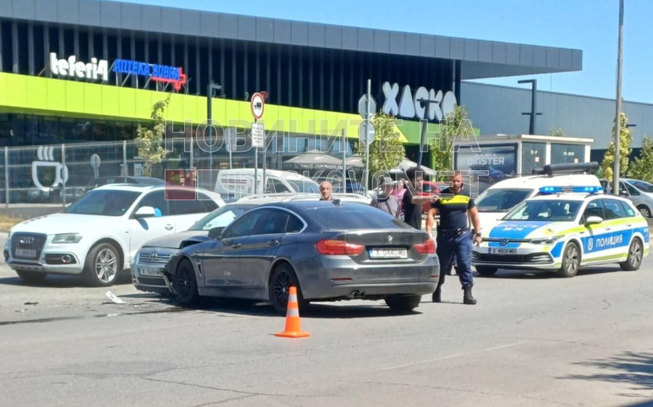 Две коли катастрофираха до Ритейл парка в Хасково