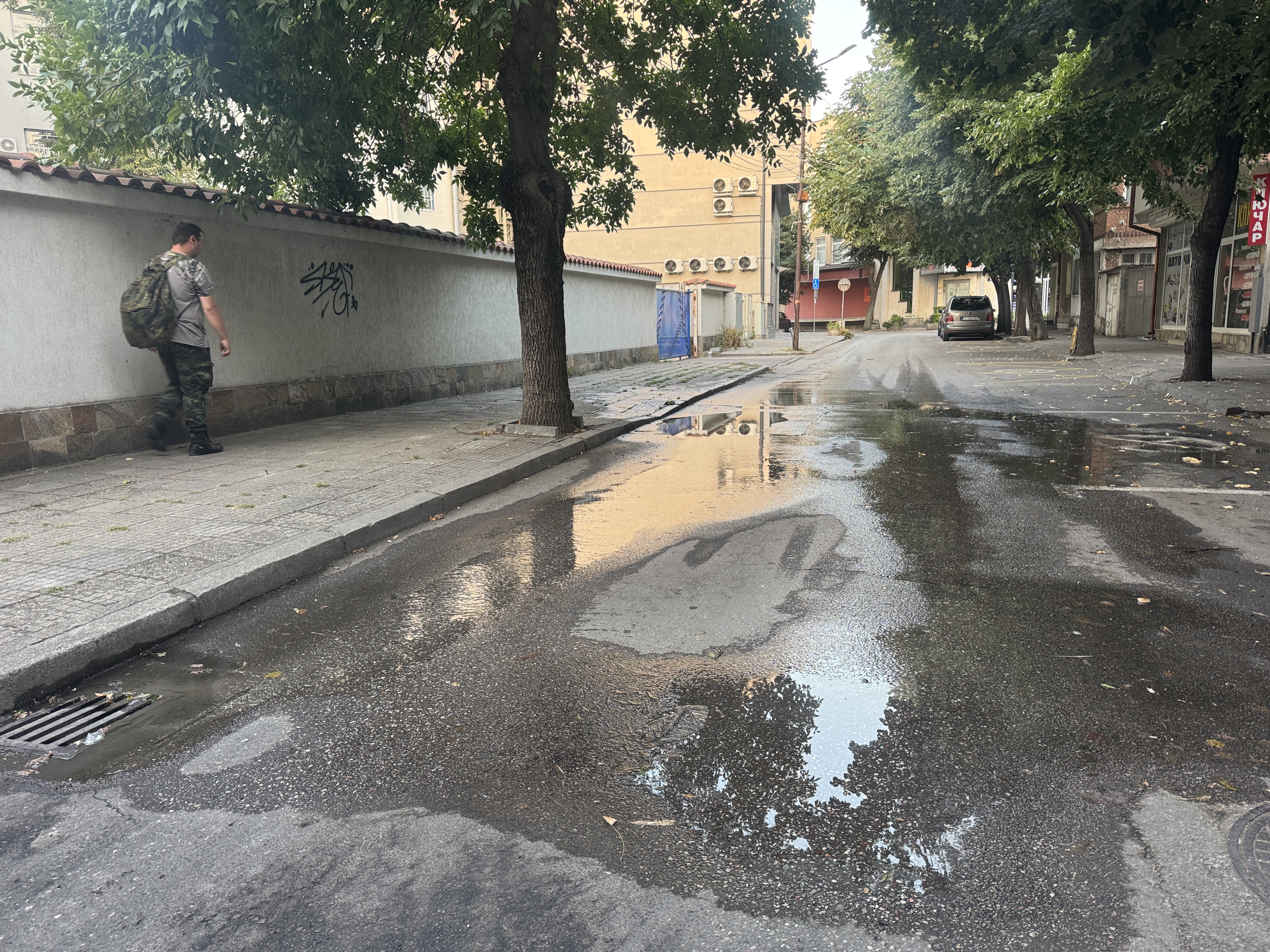 Сигнализираха за ВиК авария на улицата зад полицията