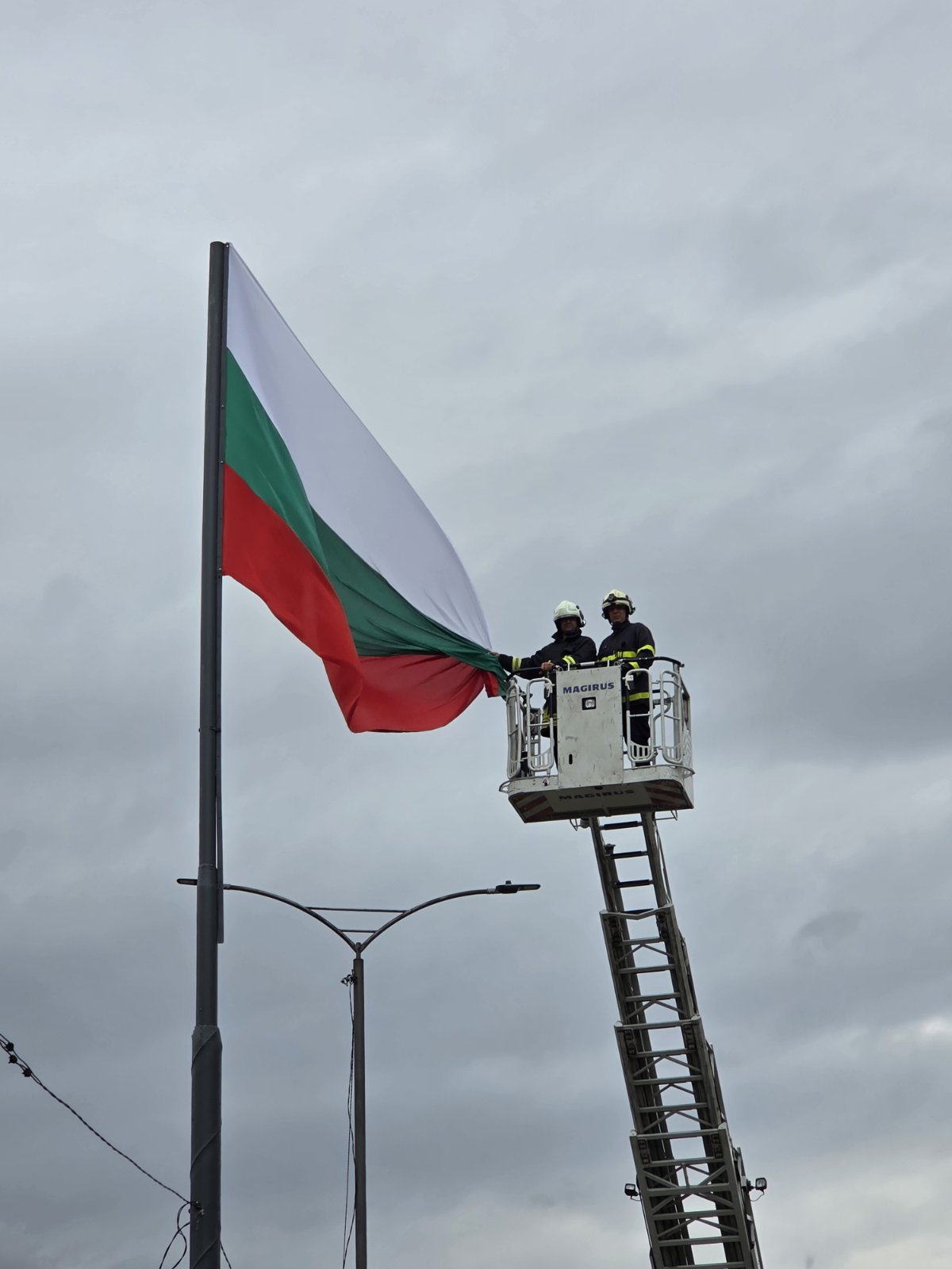 Областната администрация подмени овехтелите национални знамена на входно-изходните пътни артерии на Кърджали с нови