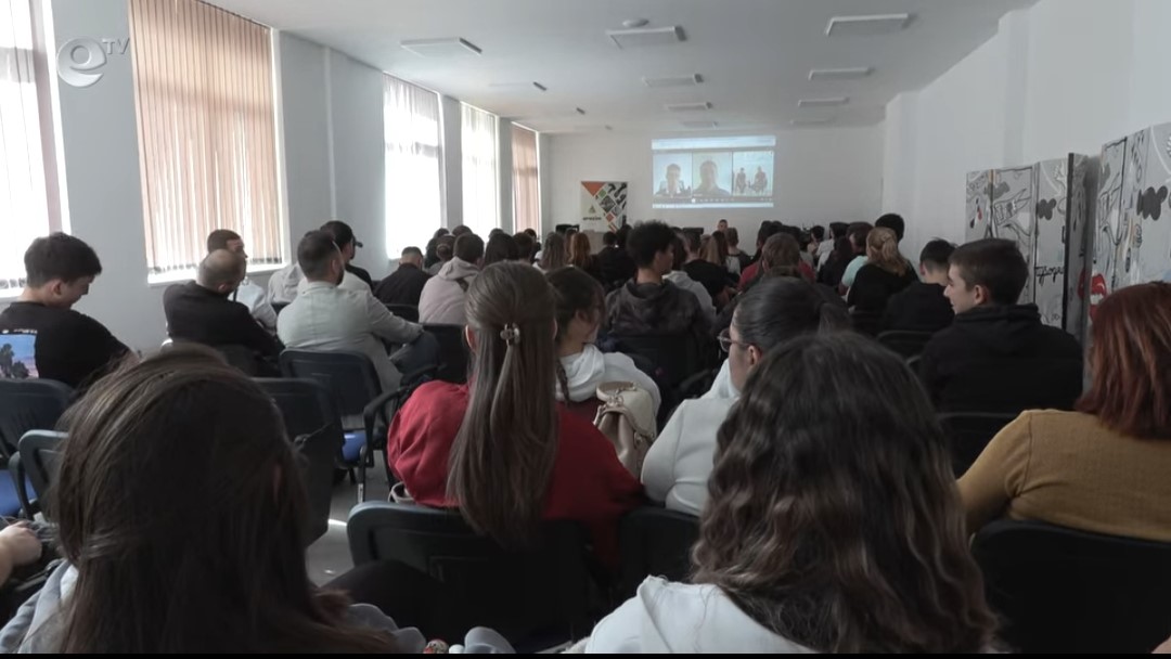 Ученици и бизнес обсъдиха възможностите за професионално развитие на младежка конференция в Смолян