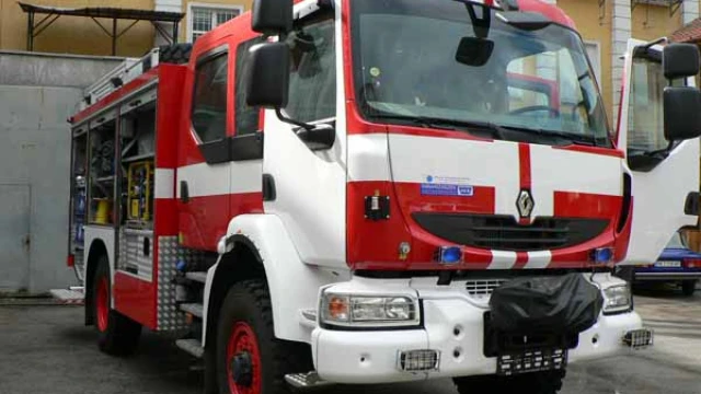 Пожар изпепели покрива на къща в Чепеларе, спасиха четири съседни сгради