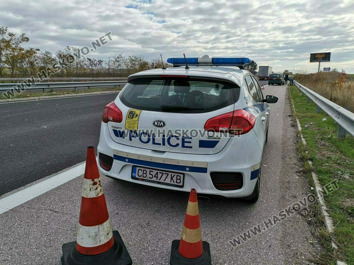 Водач и пътничка пострадаха при преобръщане на кола