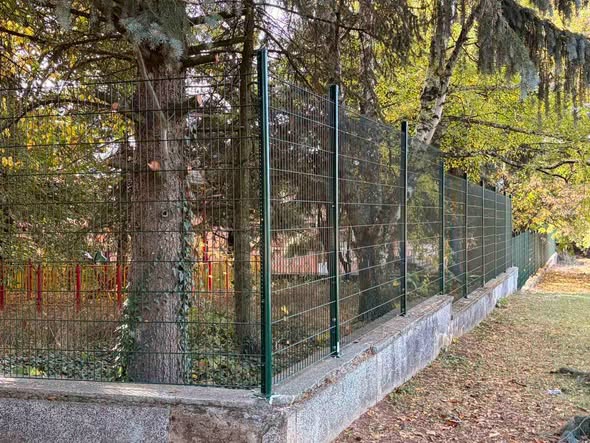 Приключи обновяването на оградите на ОУ „Христо Смирненски“ в Радомир и ЦНСТДБУ 1 и 2 в село Дрен
