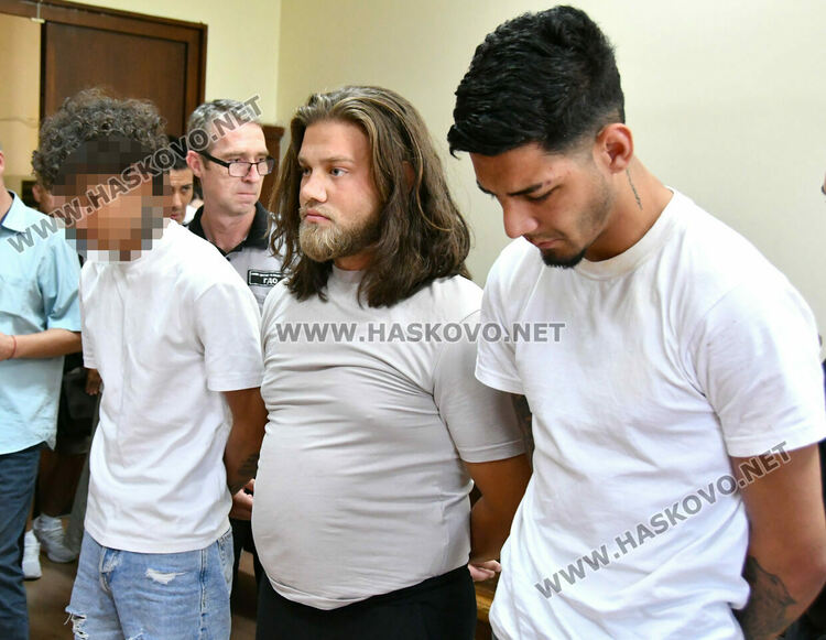 Съдът в Хасково отказа да пусне на свобода двама от обвиняемите за побоя над спасител на басейн