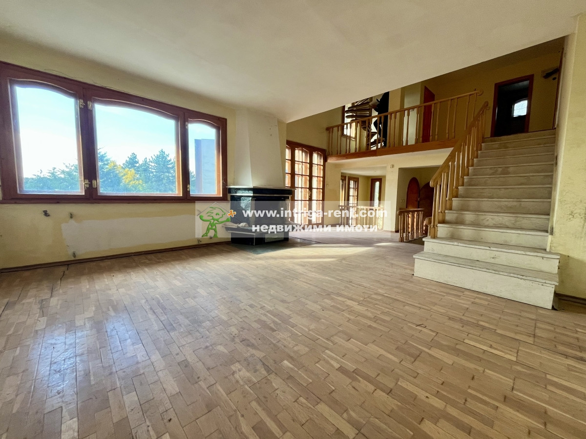 №4012 Къща с двор, гаражи и басейн в село Минерални бани, Хасково.