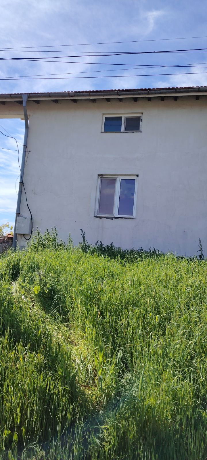 Двуетажна къща, разположена в с. Крепост, обл. Хасково