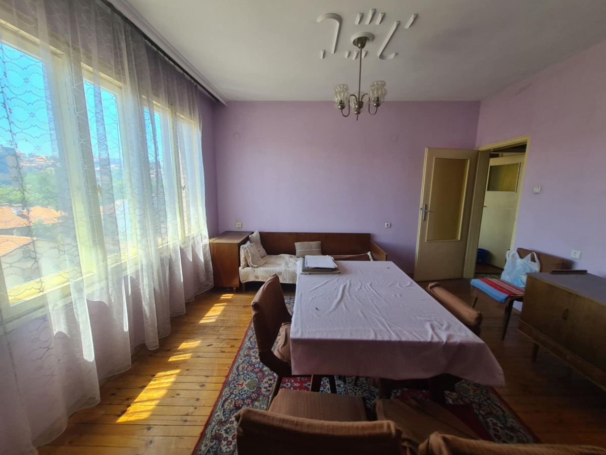 Просторен тристаен апартамент в кв.Овчарски,гр.Хасково