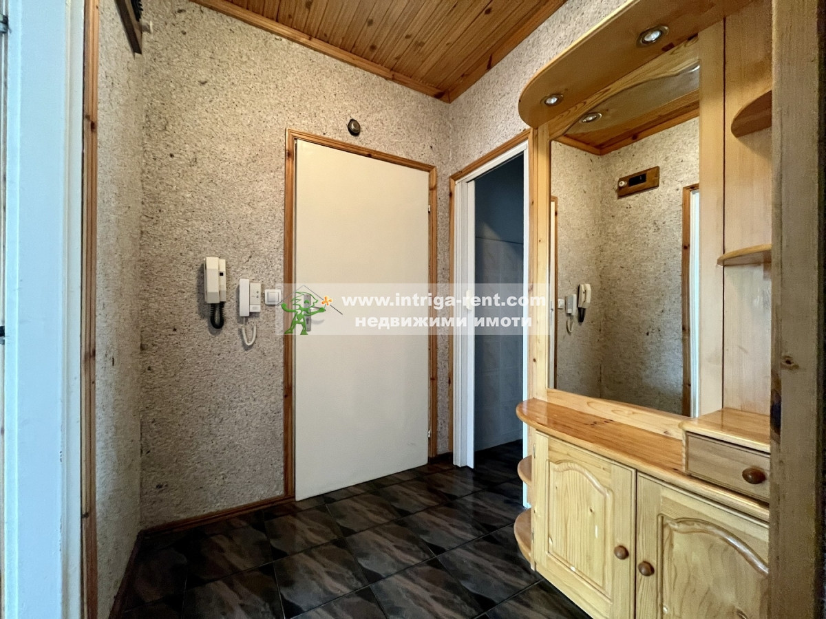 №4106 Двустаен, частично обзаведен апартамент под наем в саниран блок, квартал Бадема!