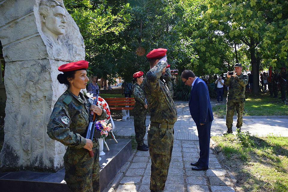 Асеновград се преклони пред Апостола 182-та годишнина от рождението на Апостола на българската свобода бе отбелязана днес с митинг-поклонение в двора на ЦПЛР „Васил Левски”. В знак на признателност цветя и венци на барелефа поднесоха представители на местната управа, ОбС, Историческия музей, Общинския комитет „Васил Левски”, Градска библиотека “Паисий Хиледнарски”, местните структури на политическ...