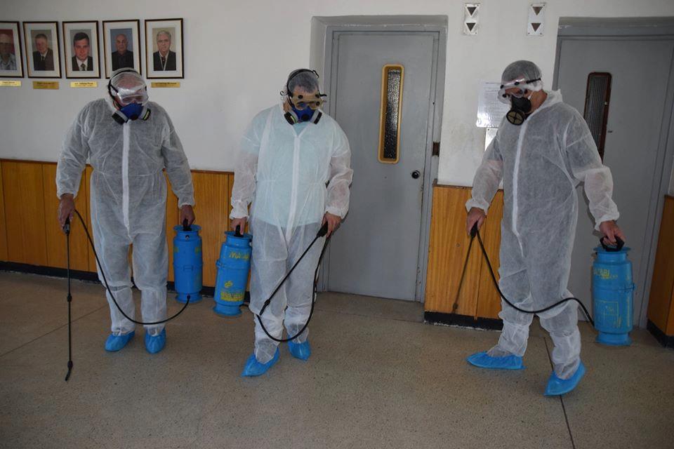 Дезинфекцират Община Асеновград Дезинфекцията започна днес на обед от тавана и ще премине през всички етажи. Информационният център и касите ще са последни (след 17:00 ч.). С оглед ефективното действие на ползваните препарати, ще се наложи затваряне на сградата на местната администрация за 48 часа т.е. събота и неделя. Предписания за дезинфекция по определена схема и с видовете препарати са изпрат...