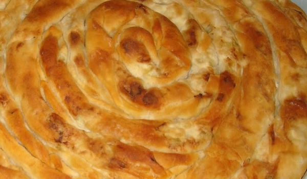 Баница със сирене и кренвирши