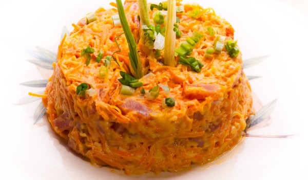 Салата от моркови и шунка