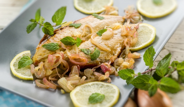 Скумрия, печена с вино